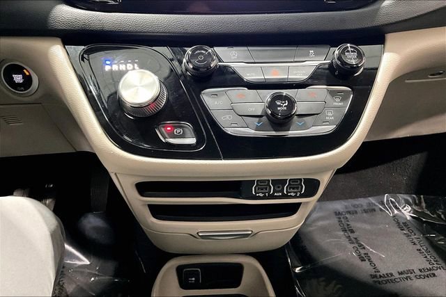Used 2022 Chrysler Voyager LX image 16