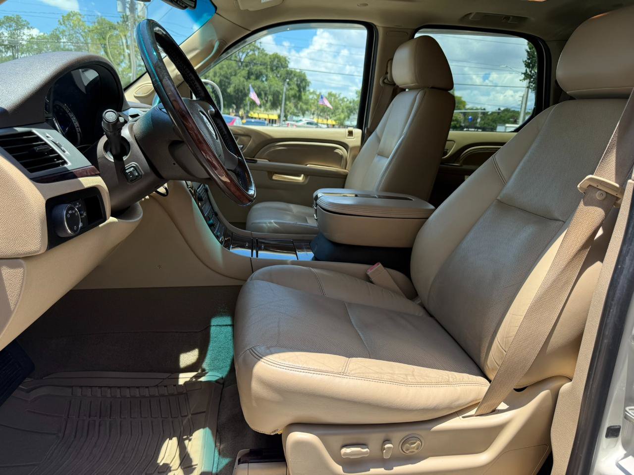 Used 2011 Cadillac Escalade Premium AWD/4WD image 25