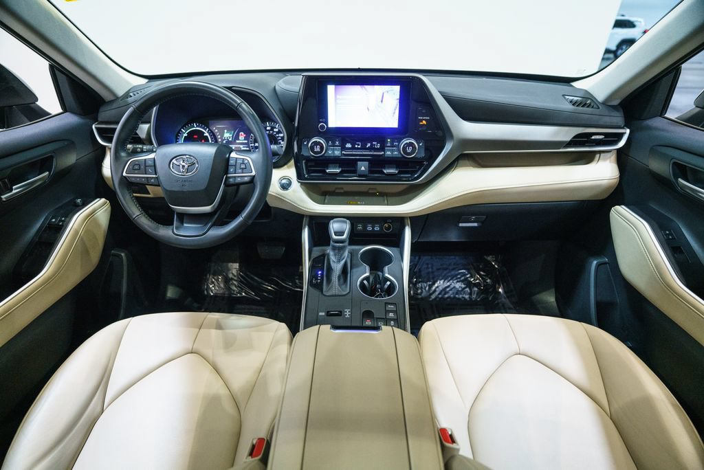 Used 2023 Toyota Highlander XLE AWD/4WD image 13