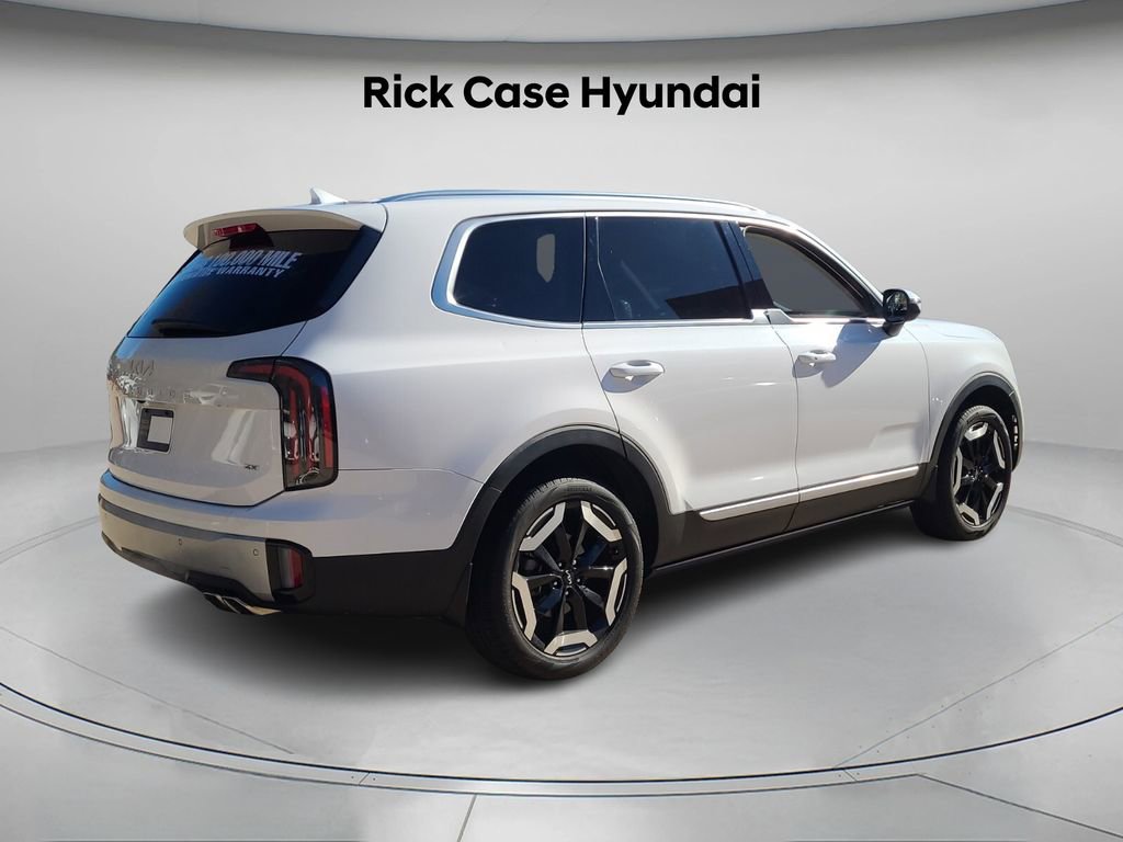 Used 2024 Kia Telluride EX w/ EX Captain's Chair Package image 7