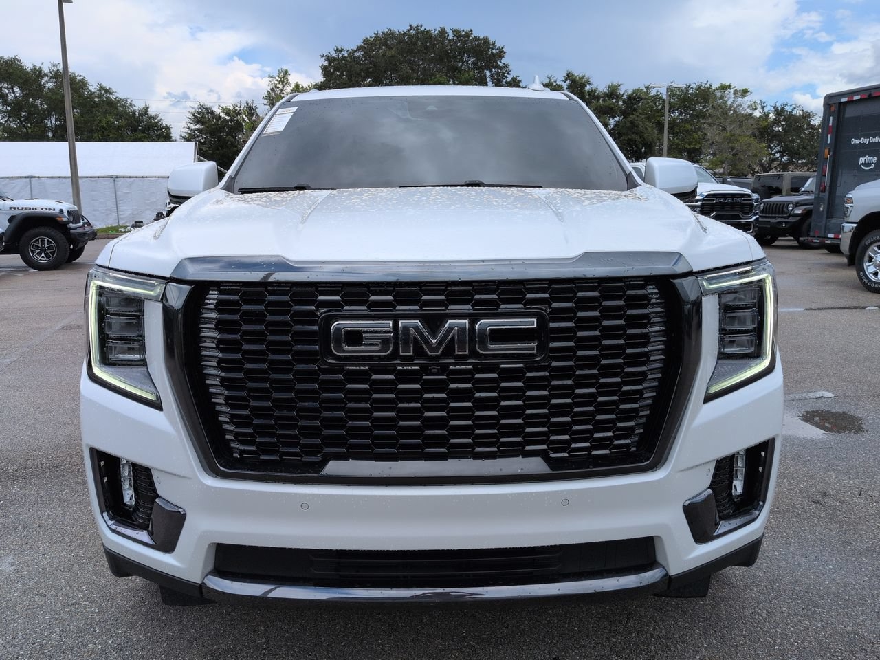 Used 2023 GMC Yukon XL Denali Ultimate AWD/4WD image 3