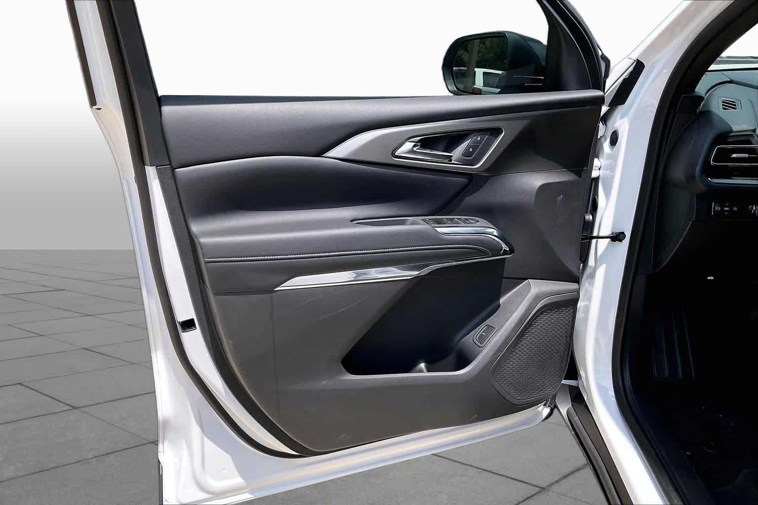 New 2026 Chevrolet Traverse LT w/ Driver Confidence Package FWD image 11