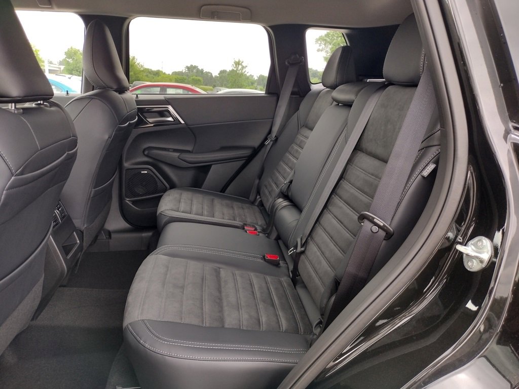 New 2025 Mitsubishi Outlander SE image 8