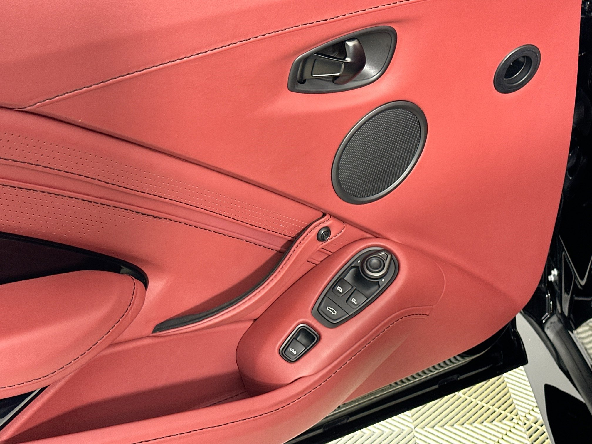 Used 2022 Aston Martin V8 Vantage Roadster image 20