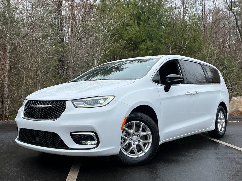 Used 2025 Chrysler Pacifica Select image 1