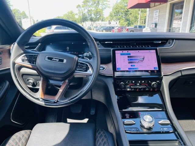 Used 2025 Jeep Grand Cherokee Summit w/ Obsidian Package AWD/4WD image 18