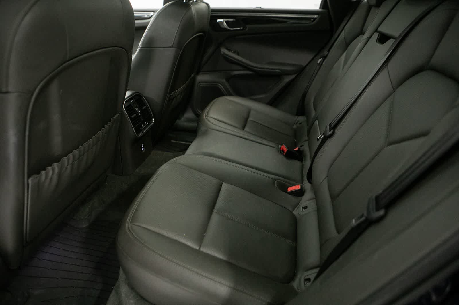 Certified 2023 Porsche Macan AWD/4WD image 32