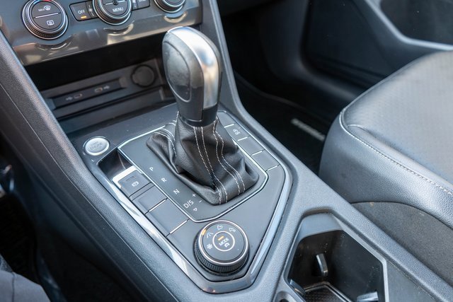 Used 2021 Volkswagen Tiguan SE image 32