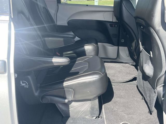 Used 2024 Chrysler Pacifica Touring-L image 22