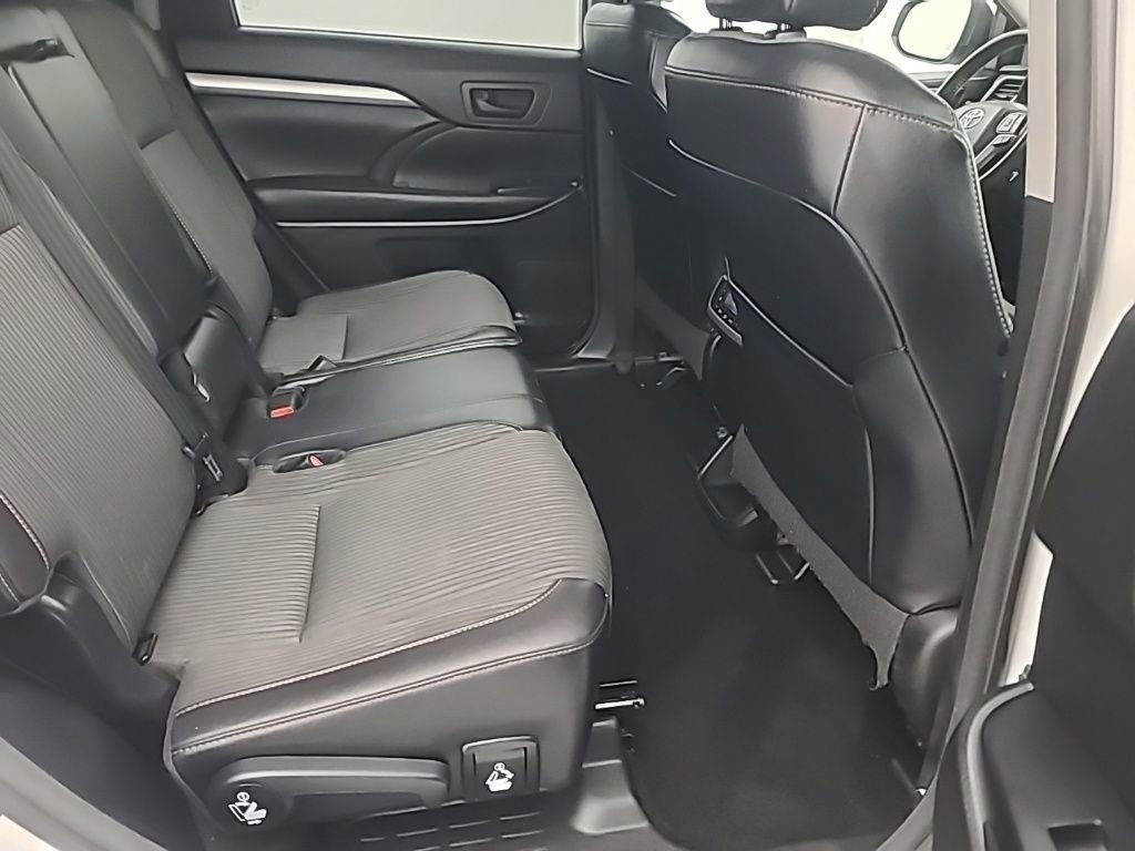 Used 2017 Toyota Highlander Plus AWD/4WD image 17