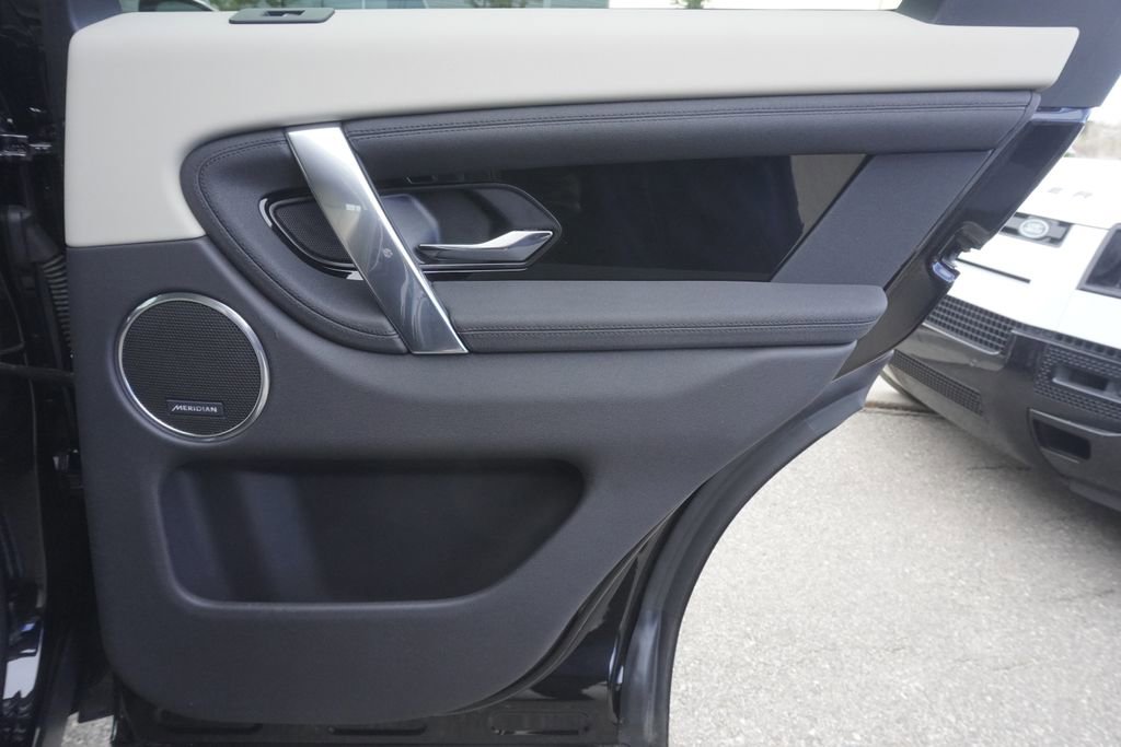 Used 2025 Land Rover Discovery Sport S image 25