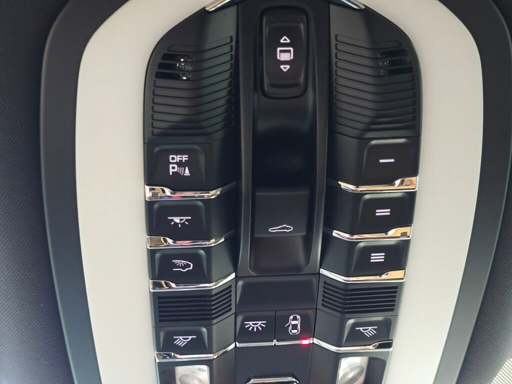 Certified 2025 Porsche Macan image 63