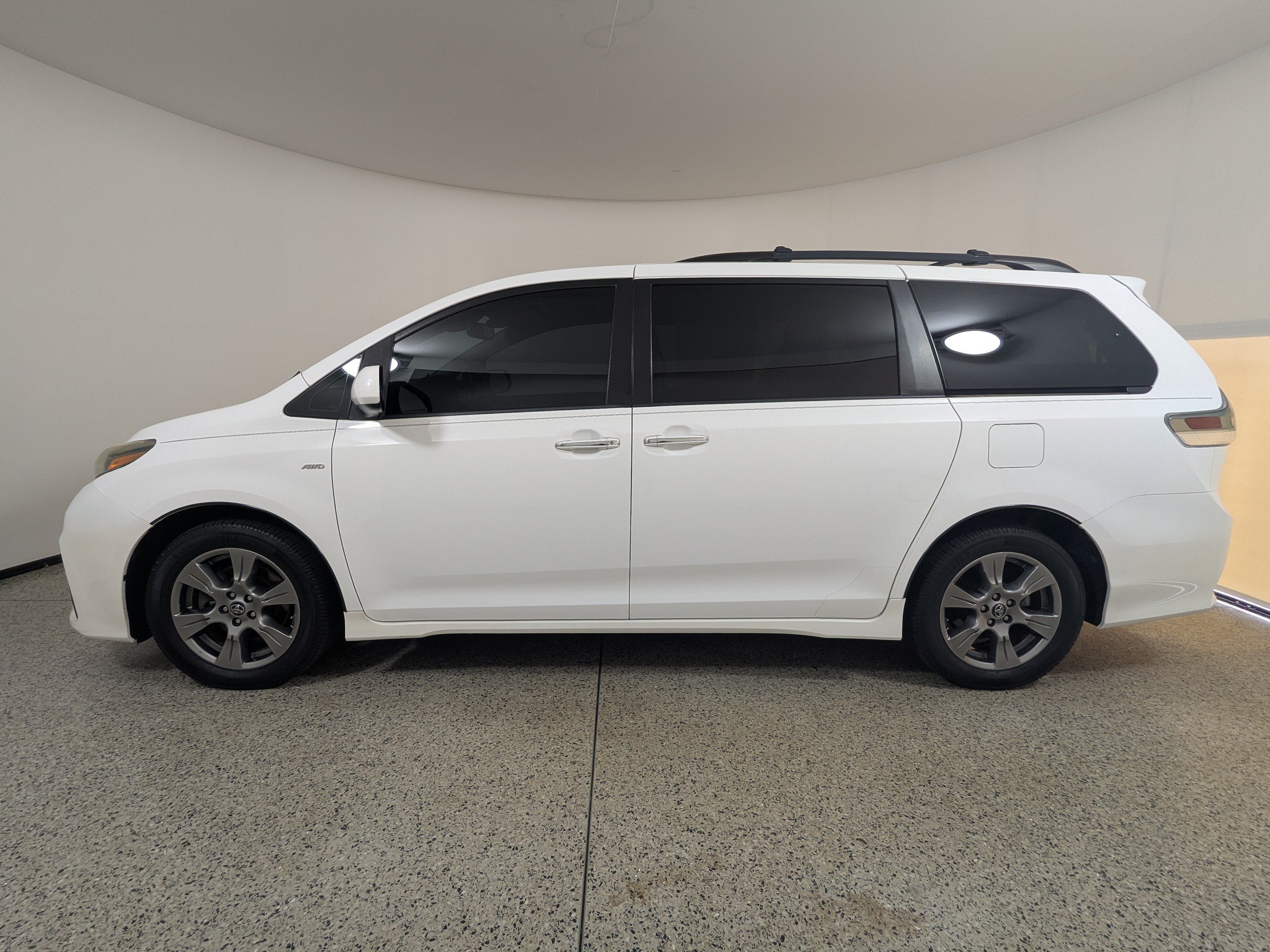 Used 2019 Toyota Sienna SE w/ SE Preferred Package AWD/4WD image 4