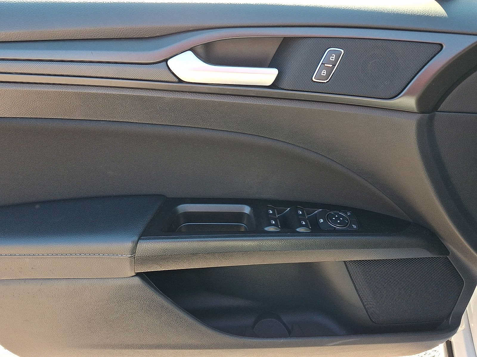 Used 2018 Ford Fusion SE w/ Equipment Group 201A FWD image 16