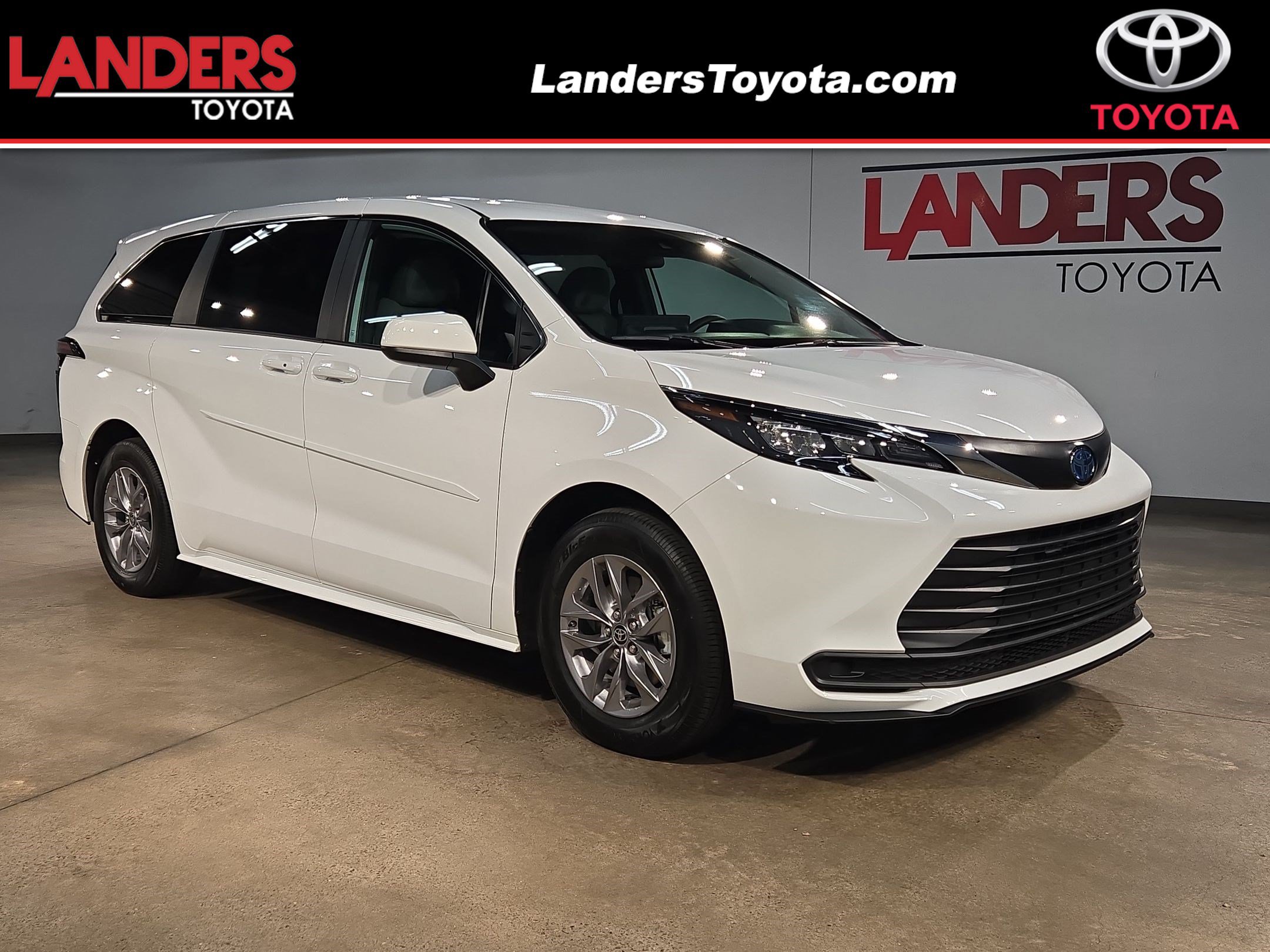 Used 2025 Toyota Sienna LE AWD/4WD image 1