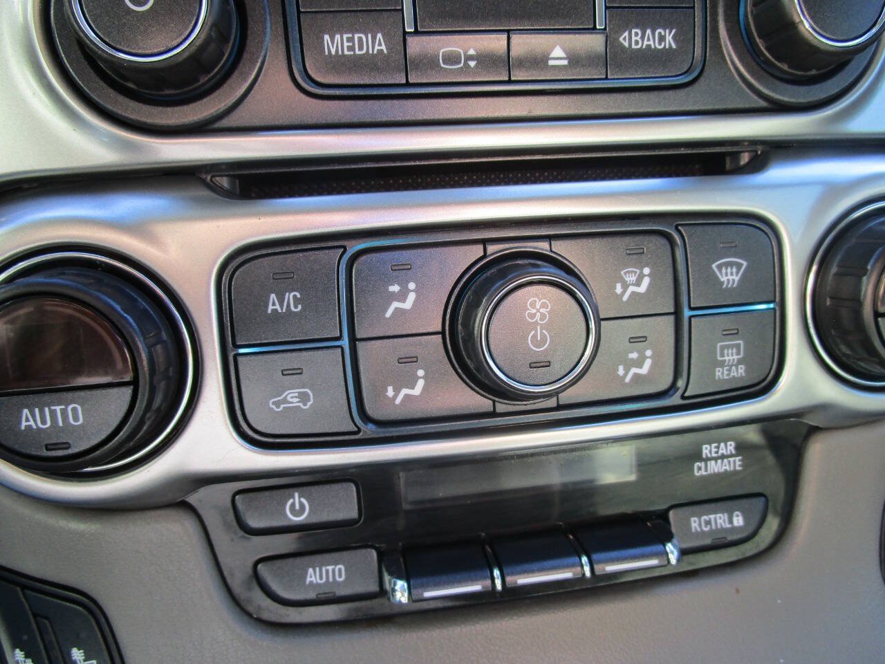 Used 2019 Chevrolet Suburban LT AWD/4WD image 17