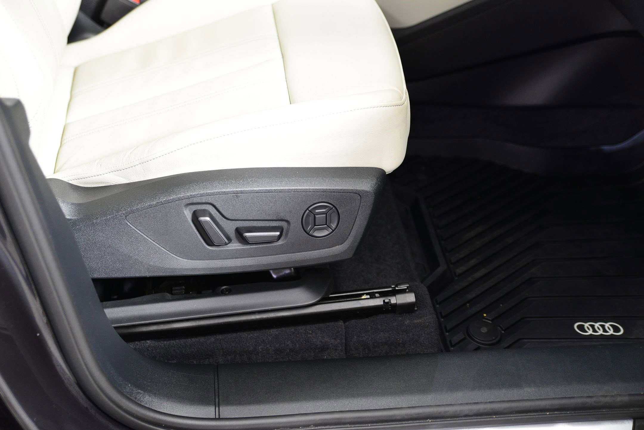 Certified 2025 Audi Q6 e-tron Premium w/ Convenience Package image 10