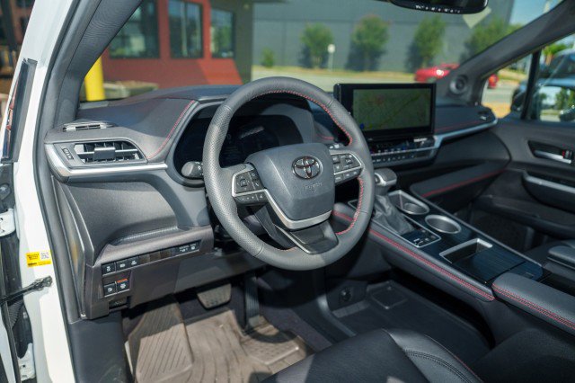 Used 2025 Toyota Sienna XSE w/ XSE Plus Package image 15