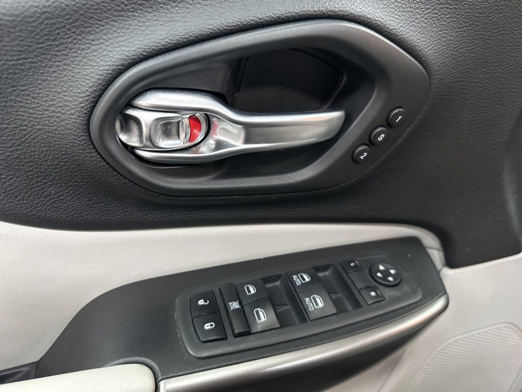 Used 2020 Jeep Cherokee Limited image 18