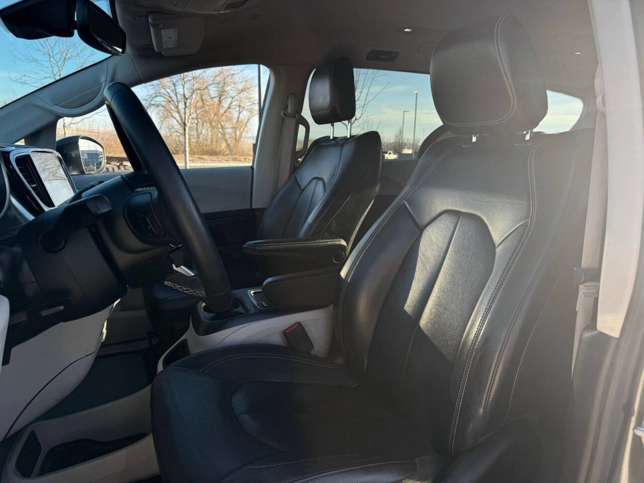 Used 2022 Chrysler Pacifica Touring-L image 14