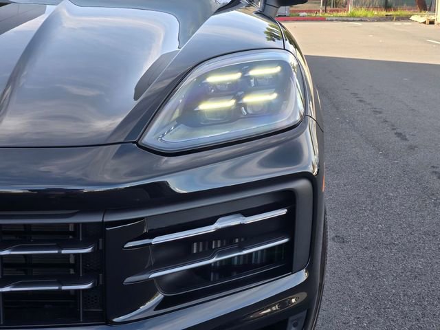 Used 2025 Porsche Cayenne image 12
