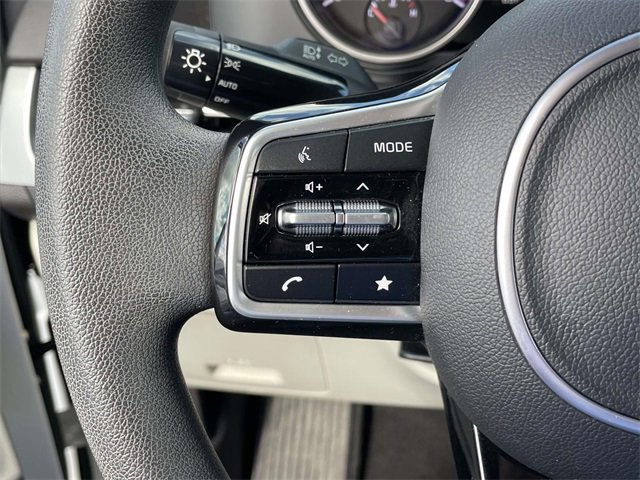 Used 2023 Kia Carnival LX image 16