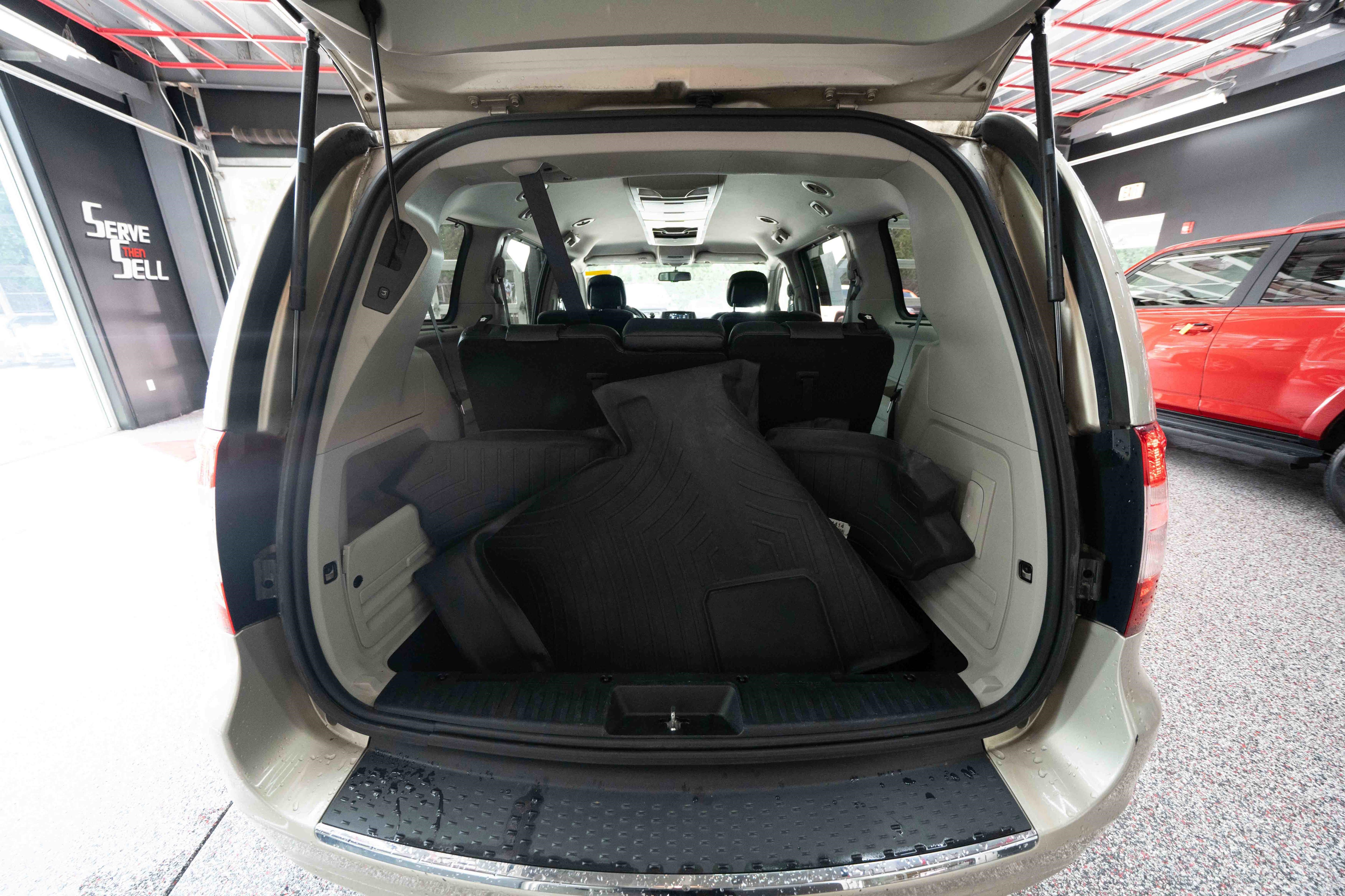 Used 2014 Chrysler Town & Country Touring image 26
