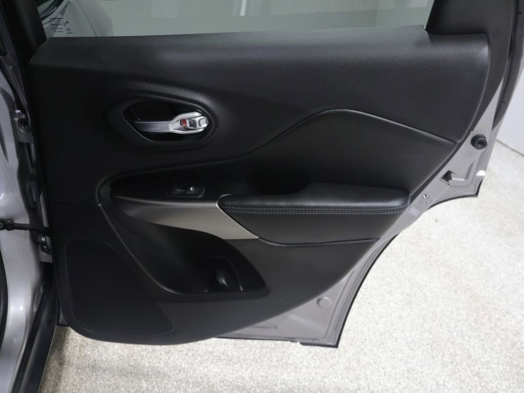 Used 2019 Jeep Cherokee Latitude w/ Popular Appearance Group image 21