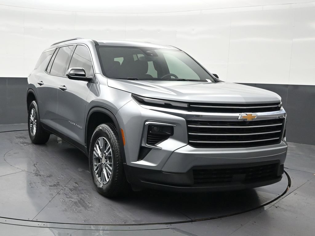 Used 2025 Chevrolet Traverse LT FWD image 8