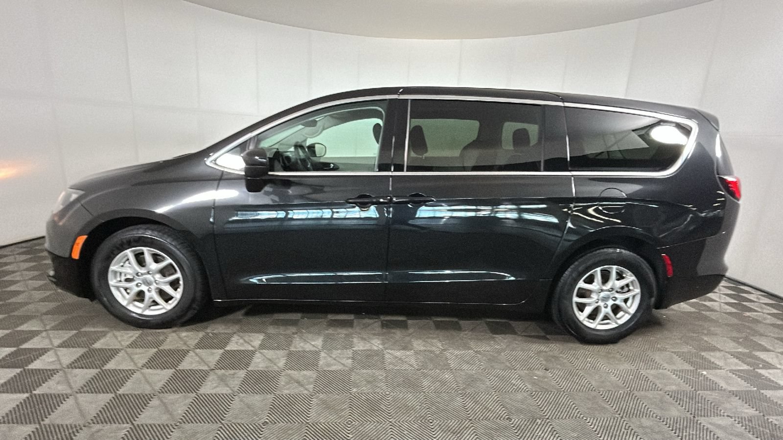 Used 2023 Chrysler Voyager LX FWD image 6