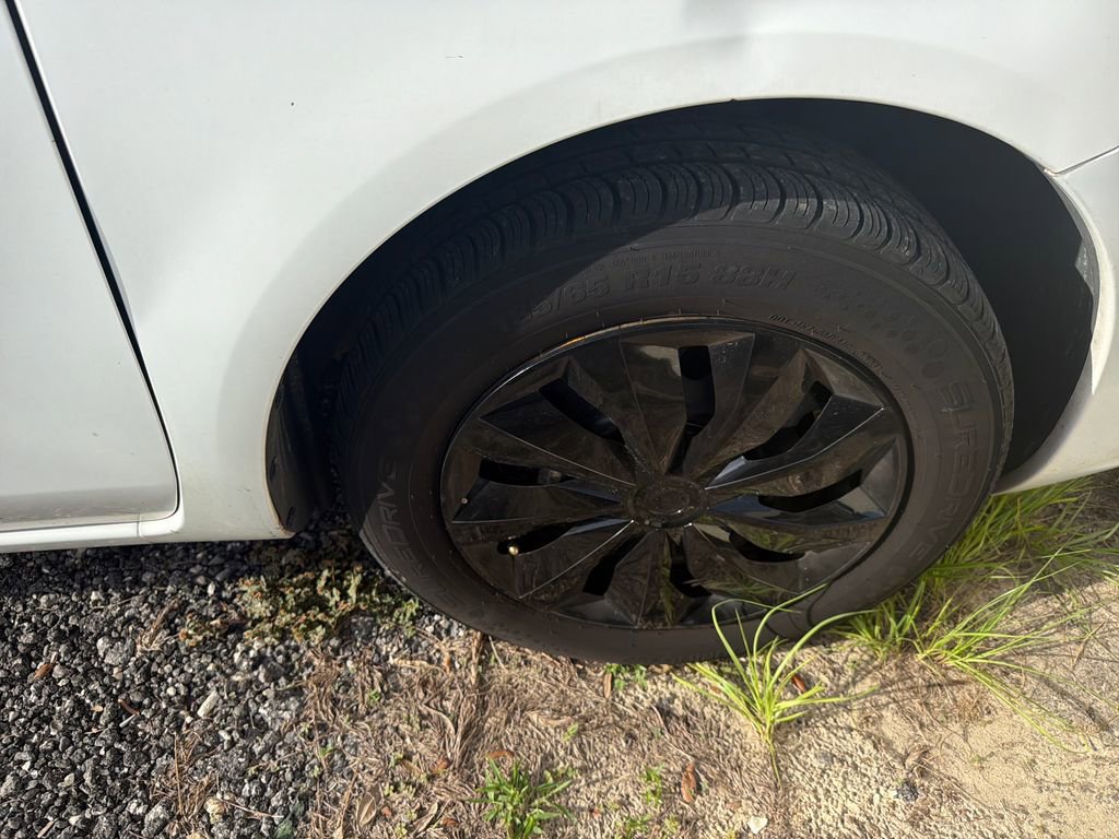 Used 2013 Nissan Versa SV FWD image 15