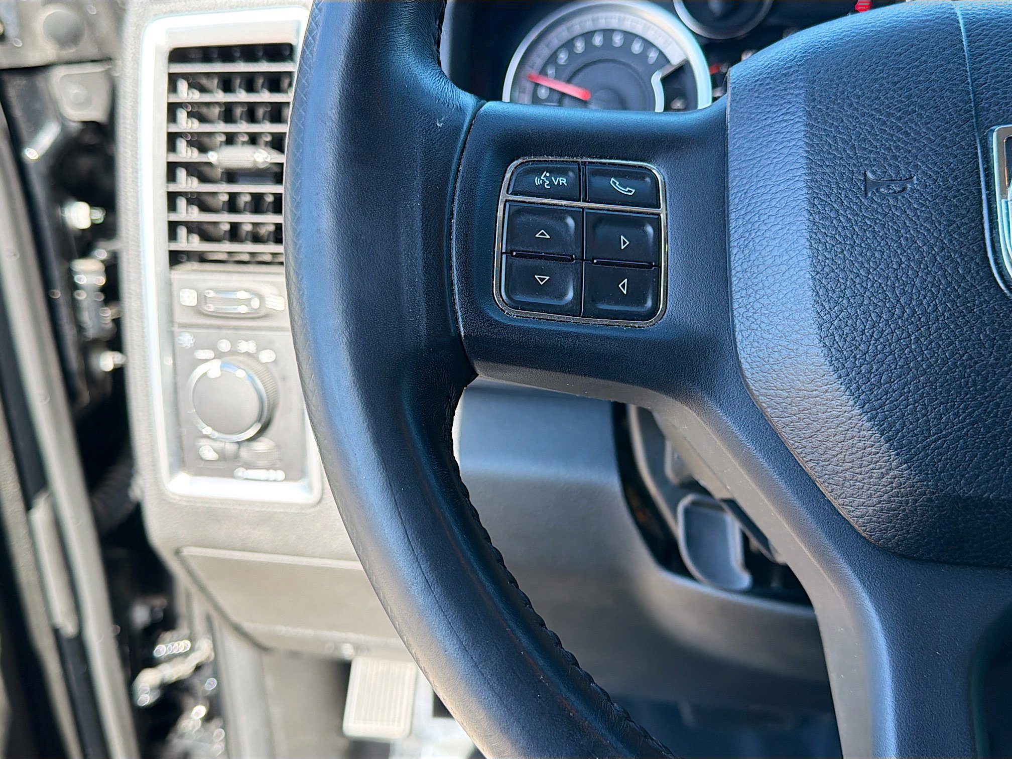 Used 2019 RAM 1500 Classic SLT w/ Luxury Group image 34