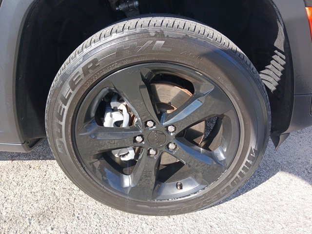 Used 2023 Jeep Grand Cherokee L Laredo image 9