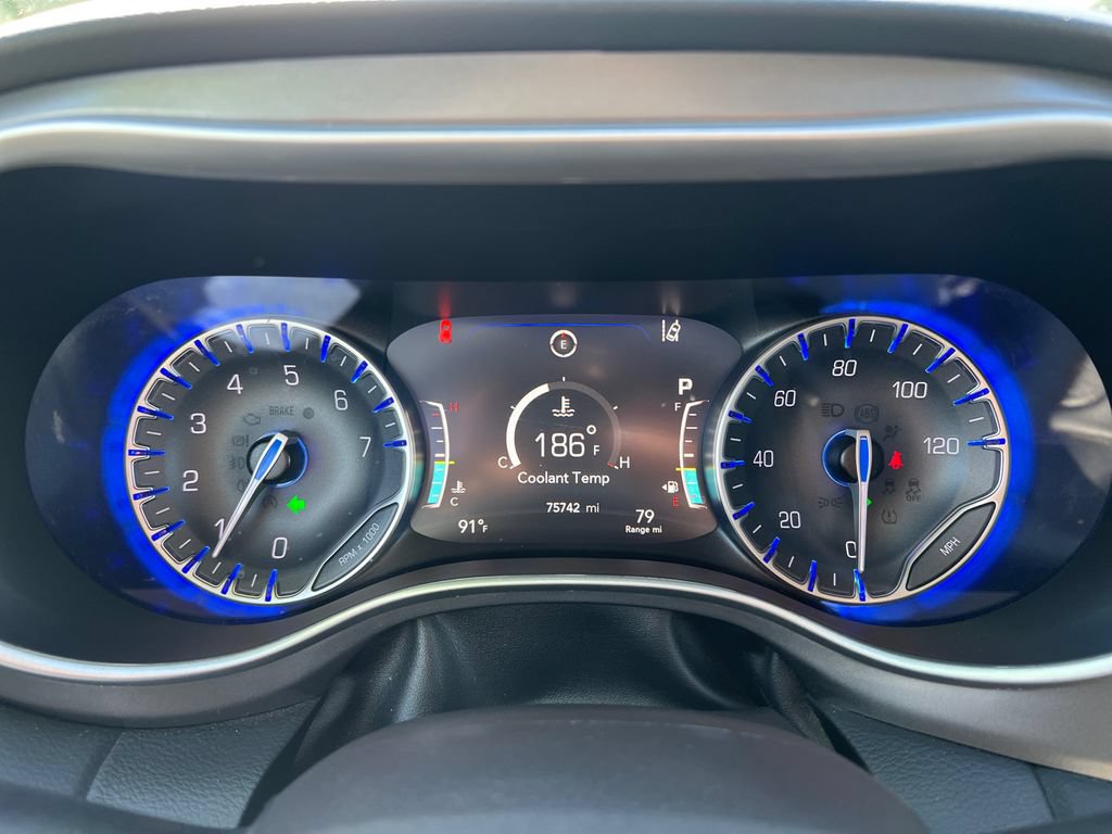 Used 2023 Chrysler Pacifica Touring-L FWD image 24