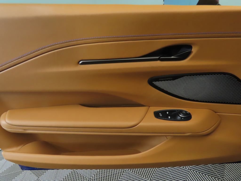 Used 2025 Aston Martin V8 Vantage Coupe image 23