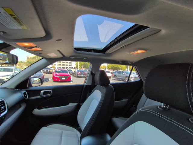 Used 2024 Hyundai Venue SEL FWD image 32