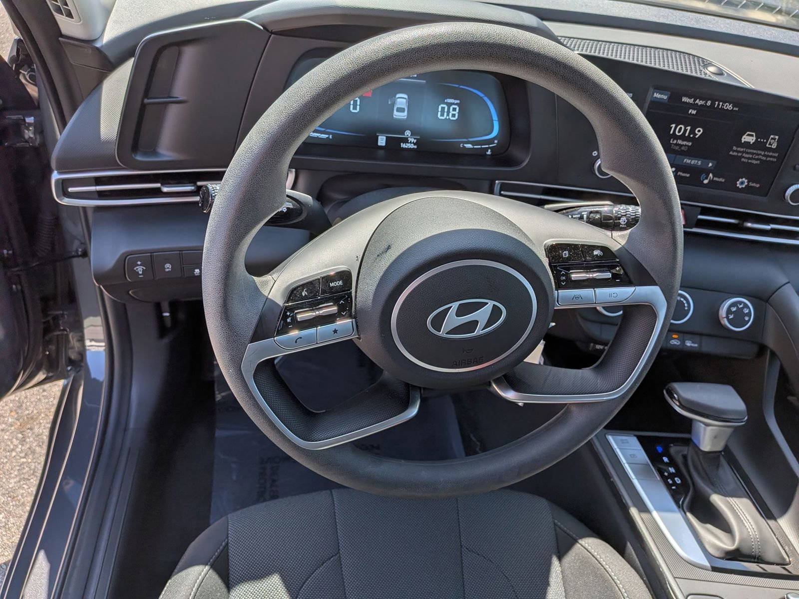 Used 2025 Hyundai Elantra SE image 13