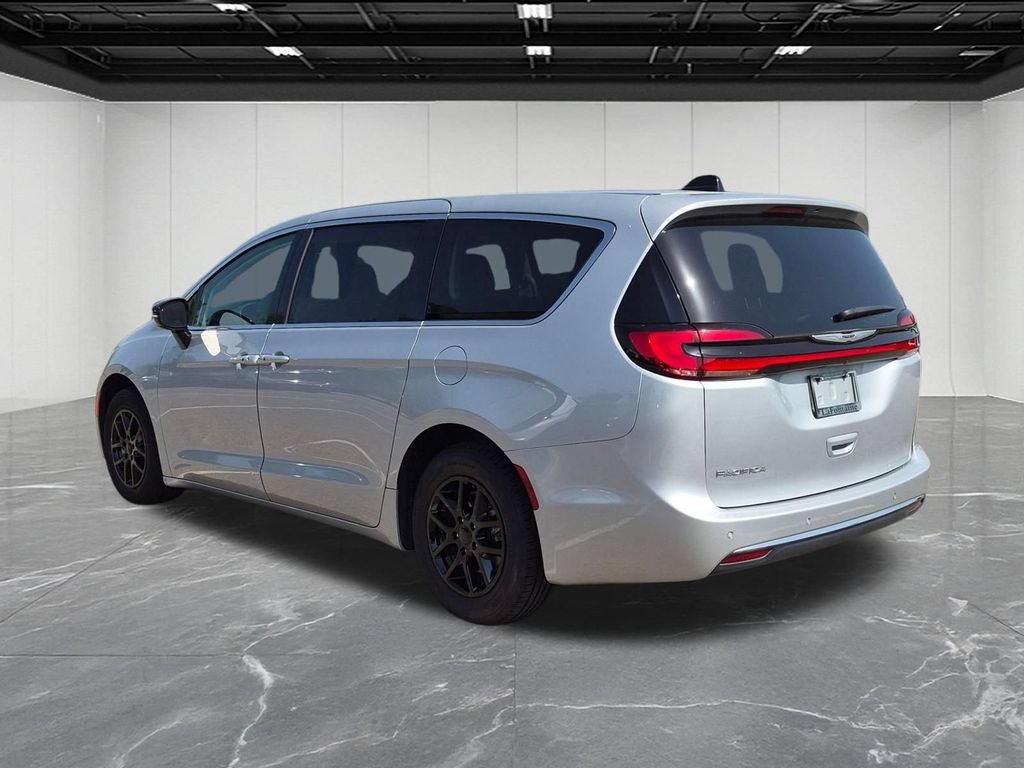 Used 2024 Chrysler Pacifica Touring-L FWD image 3