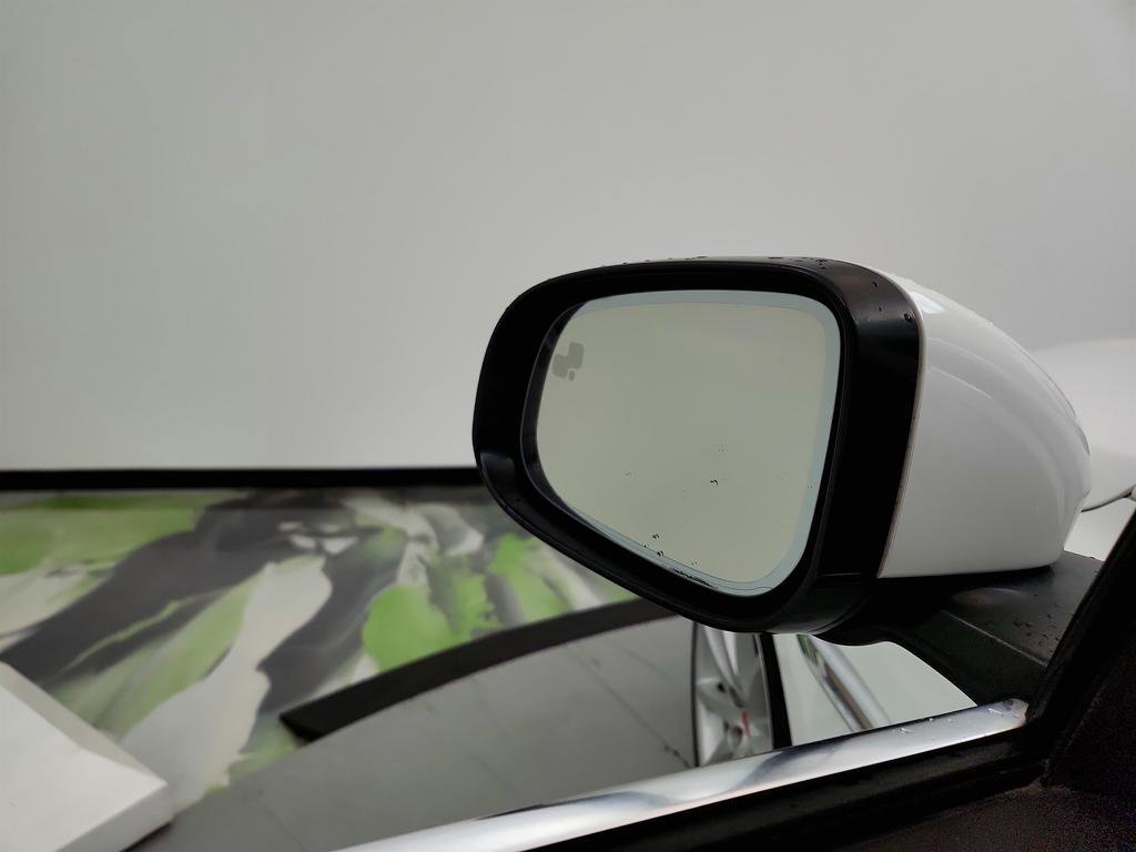 Used 2015 Jaguar XJ image 16