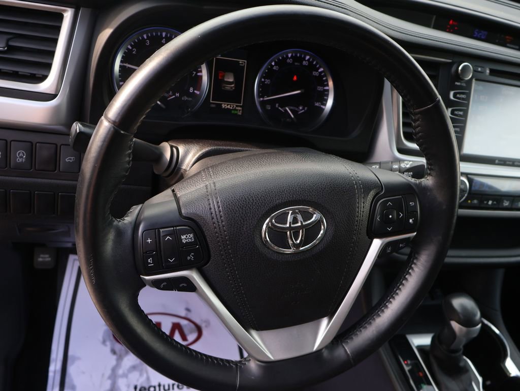 Used 2017 Toyota Highlander SE image 26