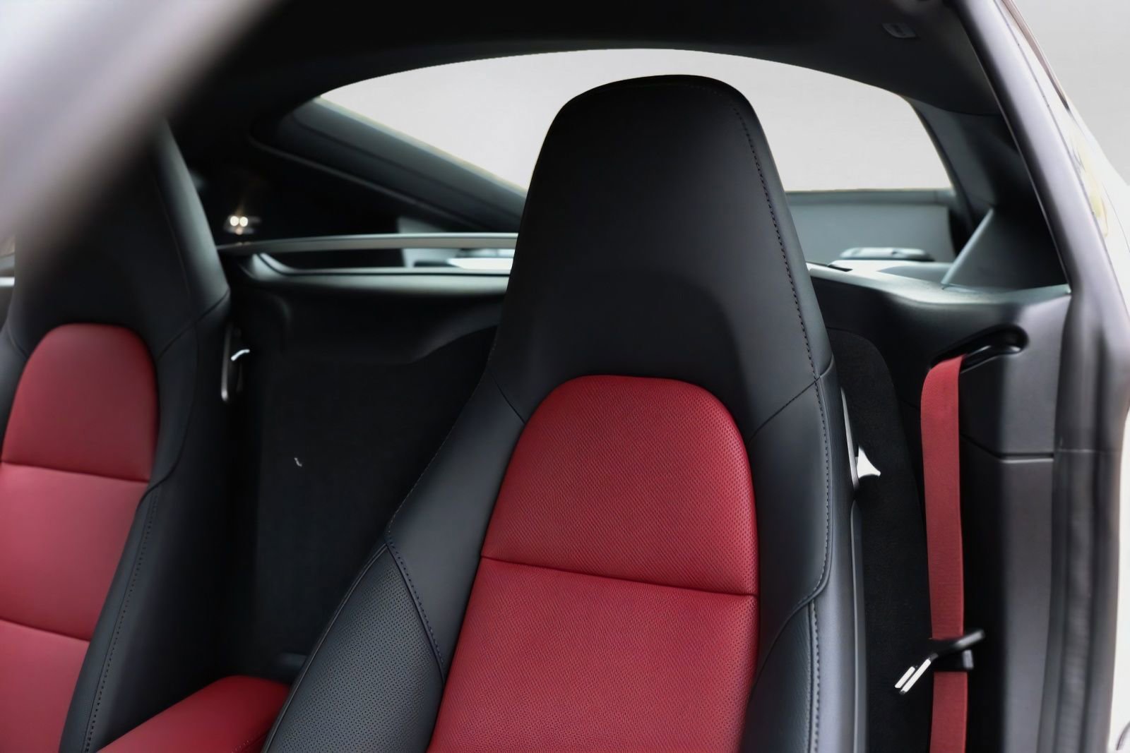 Used 2025 Porsche 718 Cayman RWD image 28