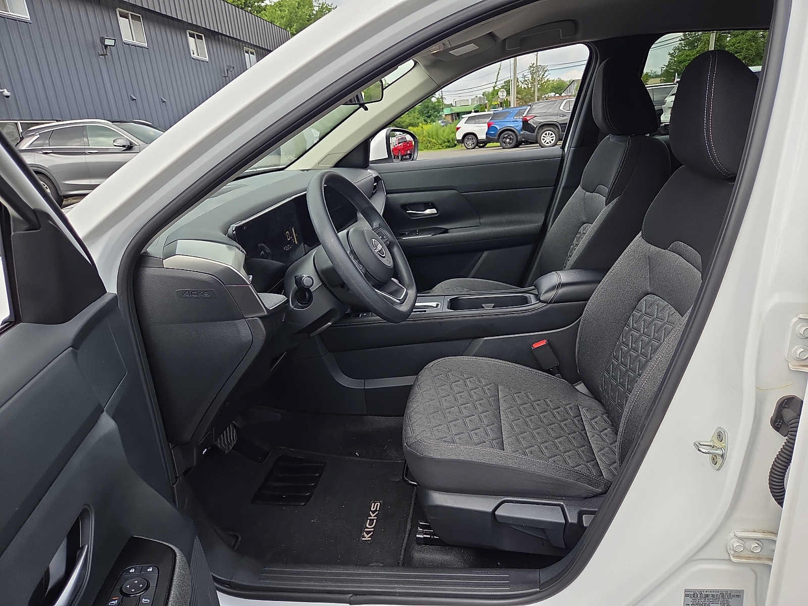 Used 2025 Nissan Kicks SV AWD/4WD image 14