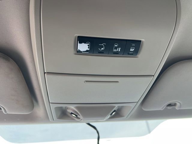 Used 2016 Chrysler Town & Country Touring w/ Driver Convenience Group image 19