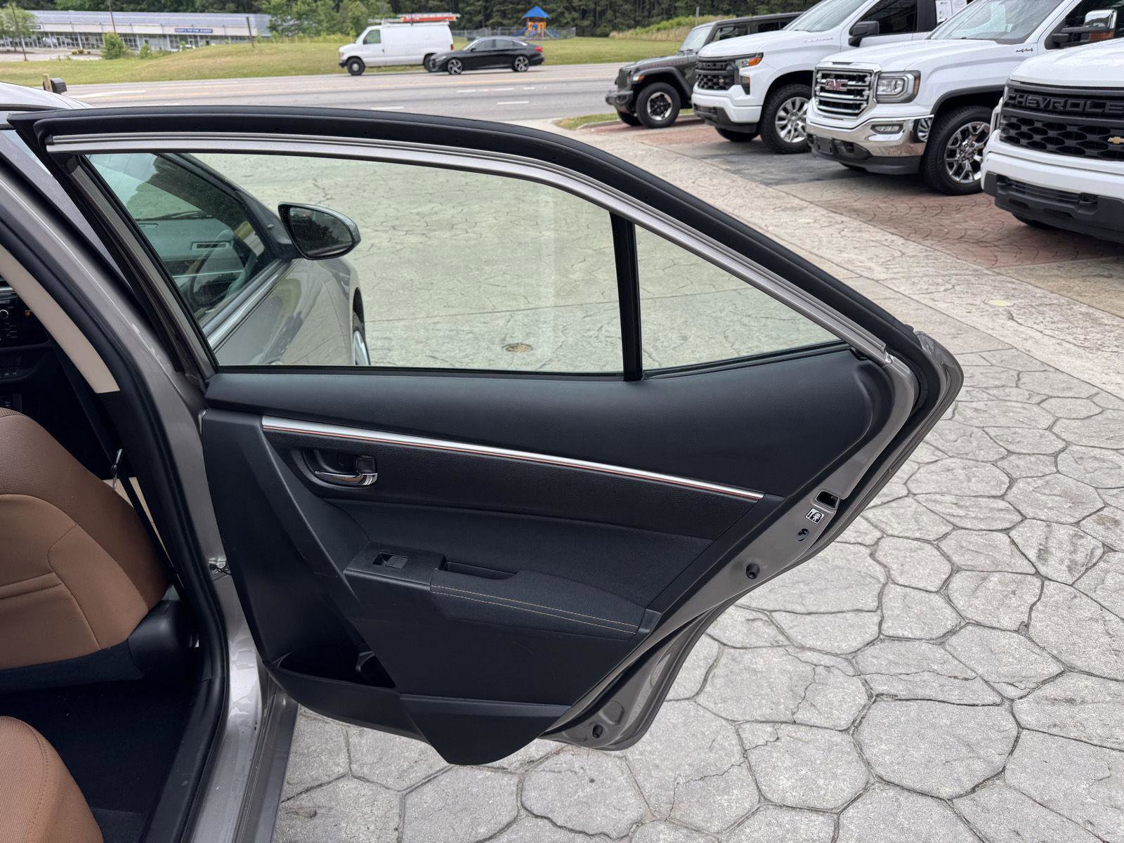 Used 2015 Toyota Corolla LE FWD image 12