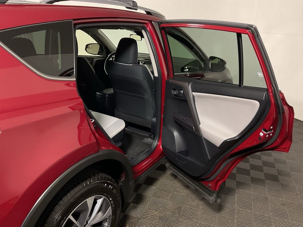 Used 2018 Toyota RAV4 LE AWD/4WD image 34