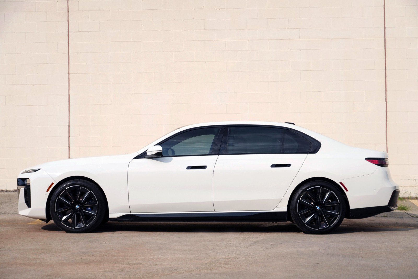 Used 2024 BMW i7 xDrive60 w/ Premium Package AWD/4WD image 8