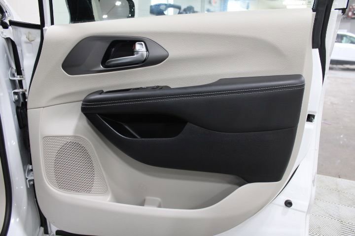 Used 2024 Chrysler Pacifica Touring-L image 27