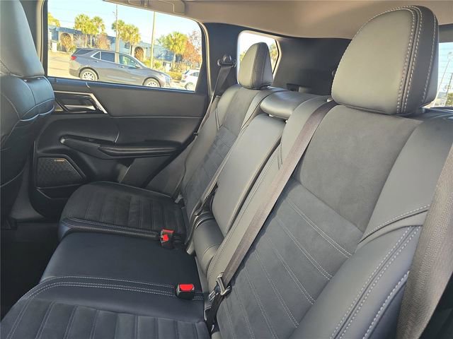 Used 2025 Mitsubishi Outlander SE image 12