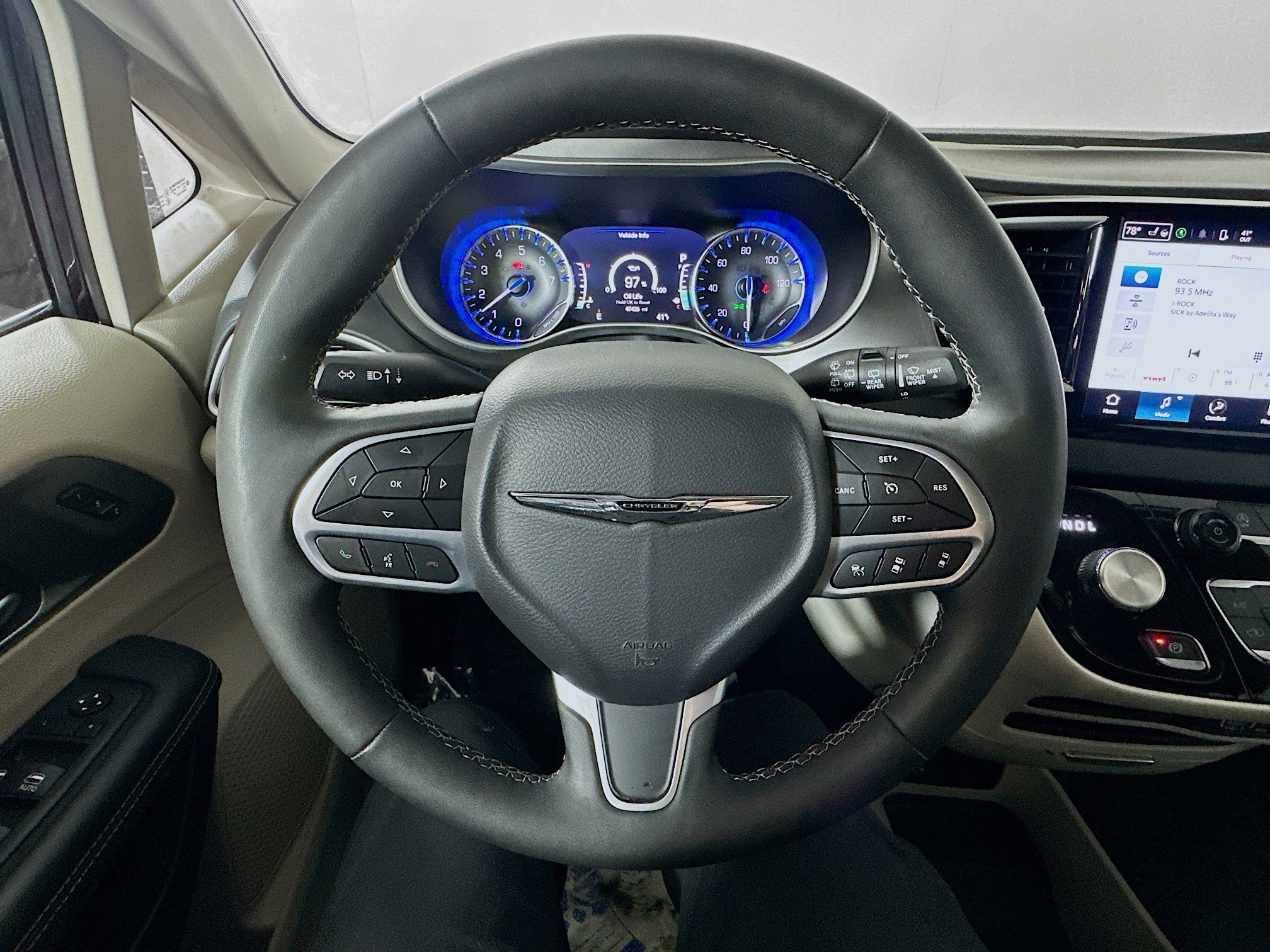 Used 2024 Chrysler Pacifica Touring-L FWD image 11
