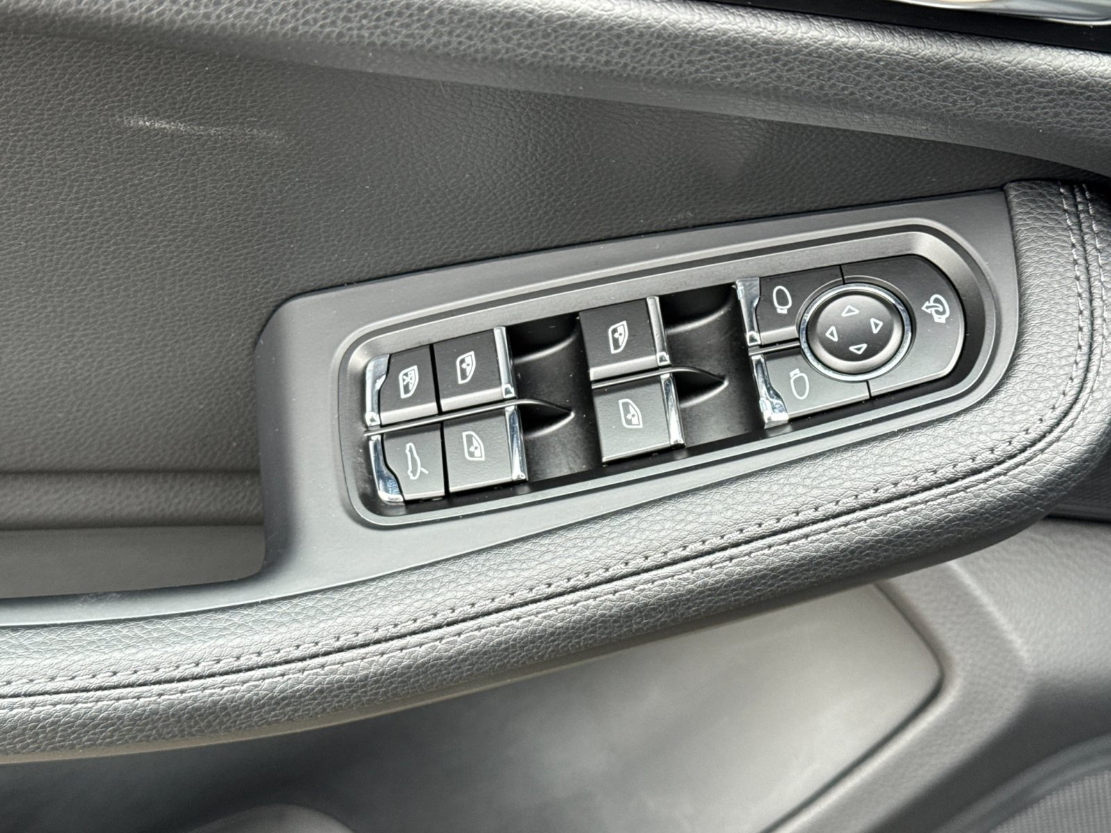 Certified 2026 Porsche Macan AWD/4WD image 13